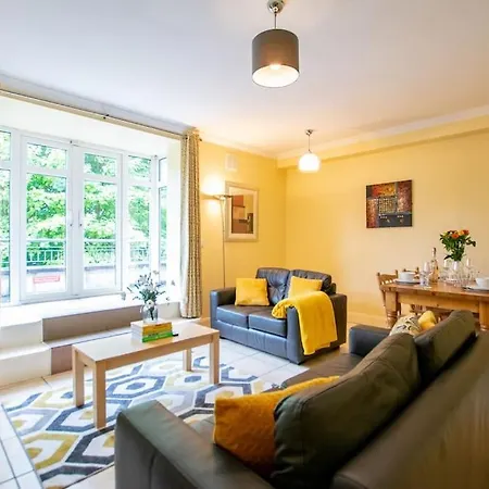 130 - Large Duplex By Shortstays *